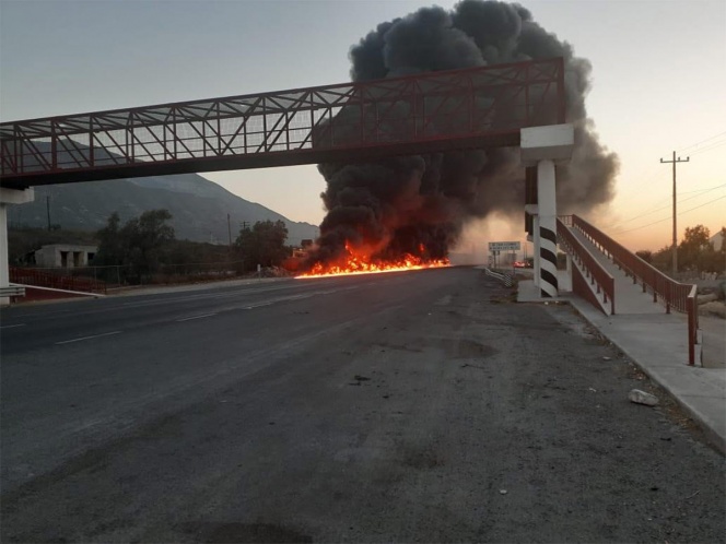 Impactante imagen de una pipa volcada e incendiada frente a gasolinera