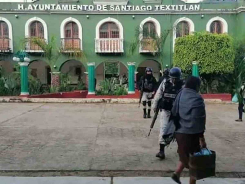 Gobernador de Oaxaca acudirá a comunidad donde retienen a tropa de la GN y a policías