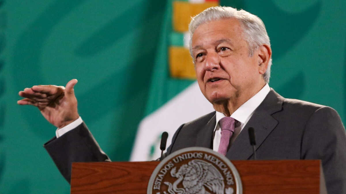 AMLO reta a la oposición: agrúpense y “pidan al pueblo que vote para que me vaya”