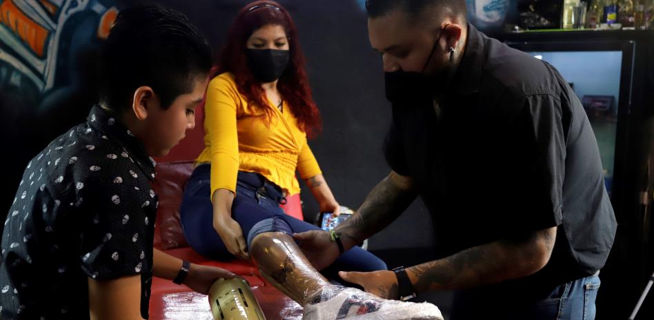 Brandon, el niño tatuador mexicano que plasma su talento en la piel