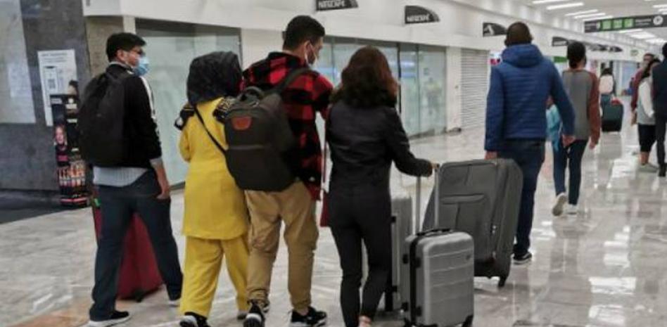 Gobierno recibe a familia afgana que había deportado por “inconsistencias”