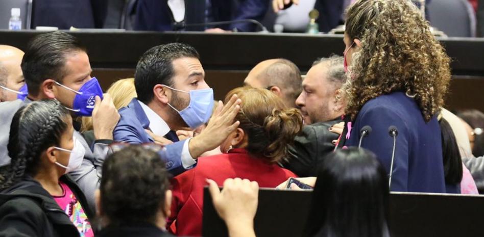 Se arma «cámara húngara» en San Lázaro; panistas agreden a diputadas