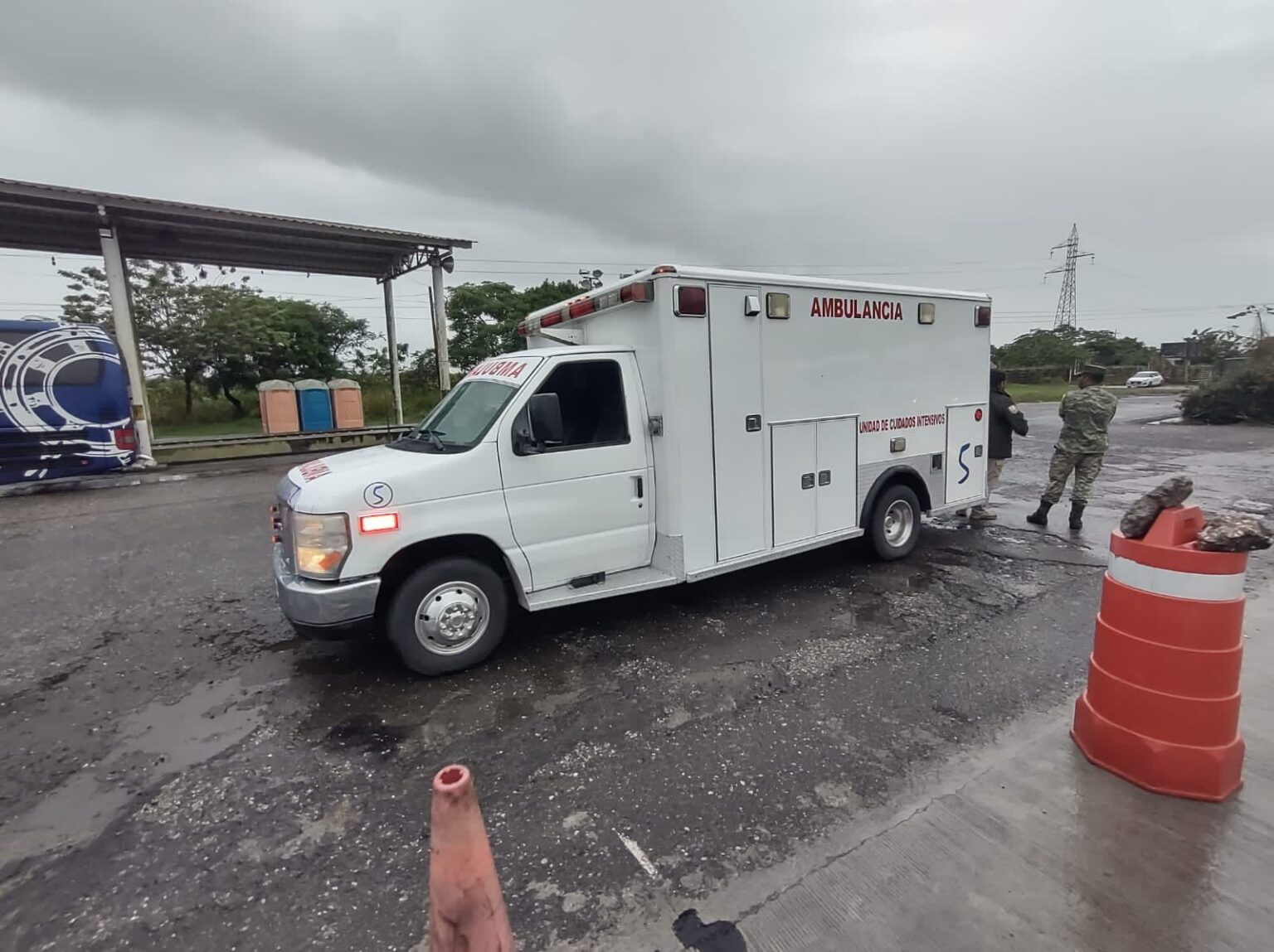 En Tabasco detectan a 36 migrantes traficados en una ambulancia