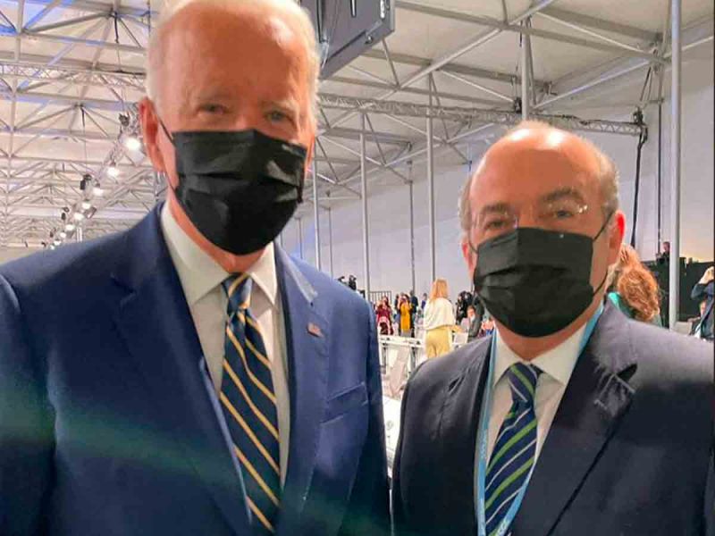 Felipe Calderón se fotografía con el presidente de EU, Joe Biden en la COP26