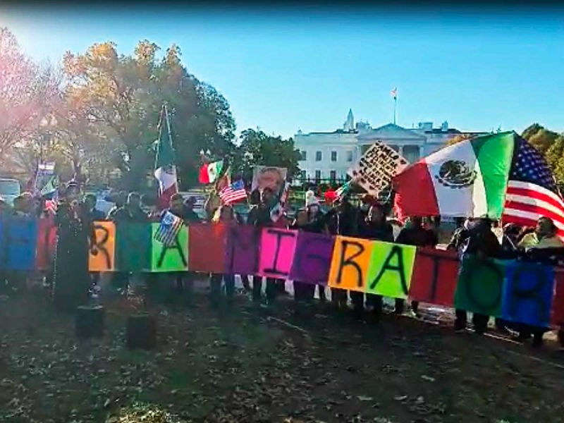 Frente a Casa Blanca mexicanos piden a Biden reforma migratoria