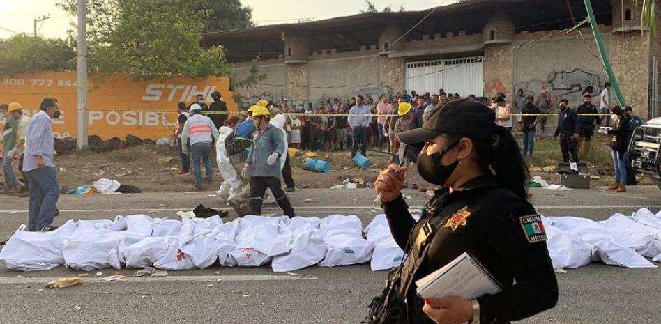 Suben a 56 la cifra de muertos por volcadura de tráiler en Chiapas