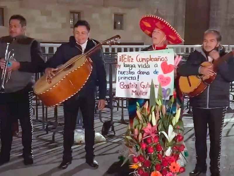 Llevan serenata y flores a Gutiérrez Müller por su cumpleaños