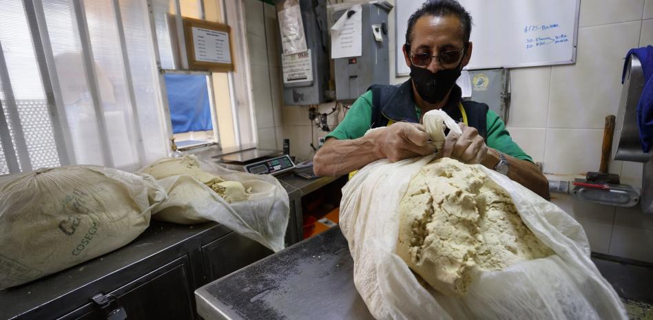 La histórica inflación amarga a las esenciales tortillerías de maíz de México