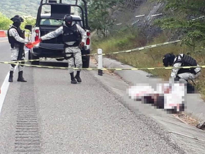 Hallan a pareja migrante muerta en carretera de Oaxaca