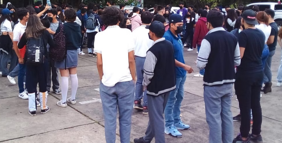 Dejan más de 46 mil alumnos estudios antes de entrar a universidad, en Michoacán