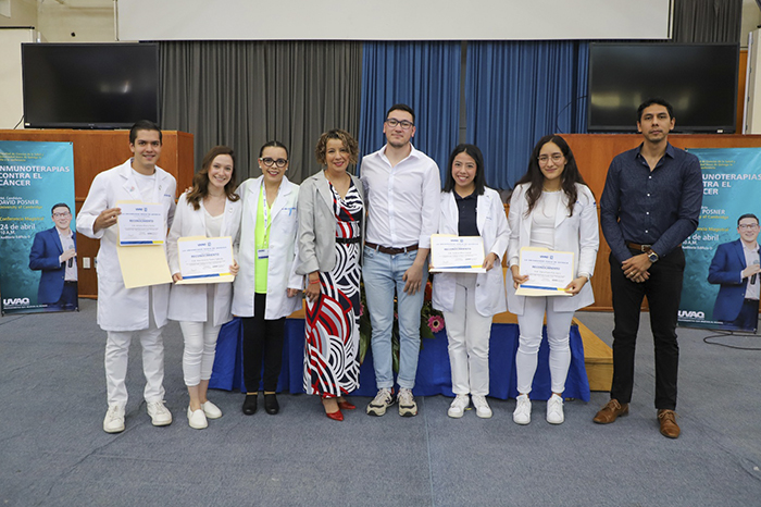 Hay que persistir en la investigación, dice David Posner a estudiantes de la UVAQ