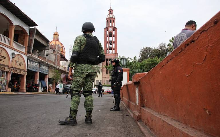 Pobladores de Apatzingán cierran comercios por hechos violentos
