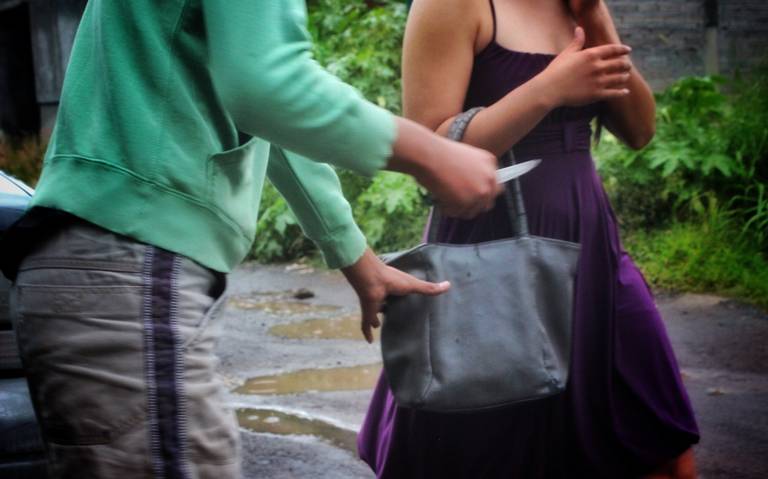 Asaltan a mujer a unas cuadras del banco en Morelia