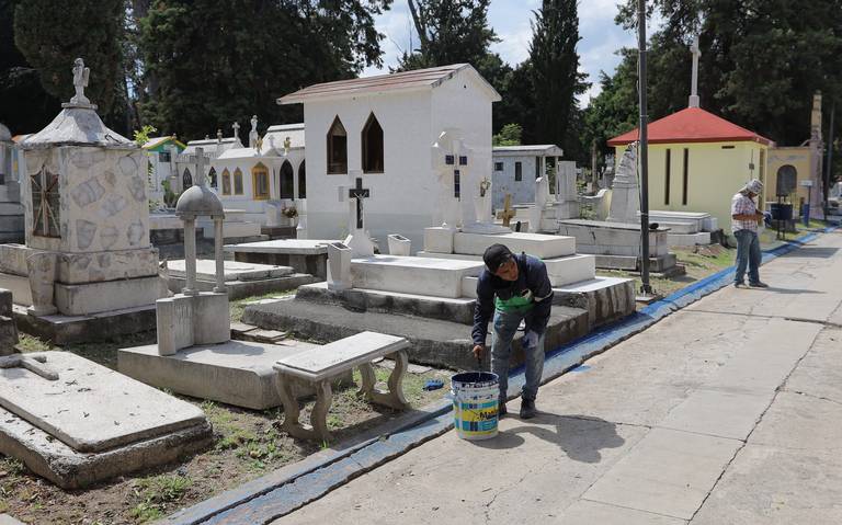 Restringen bebidas y grupos musicales en panteones de Morelia durante Noche de Muertos