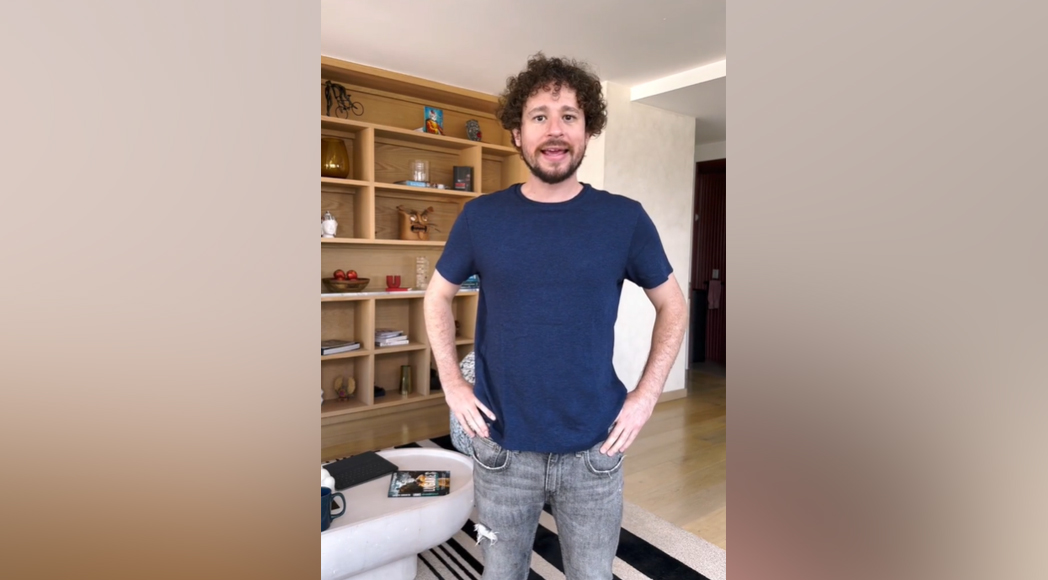 Luisito Comunica “se quita” 2 dientes en vivo y preocupa a fans