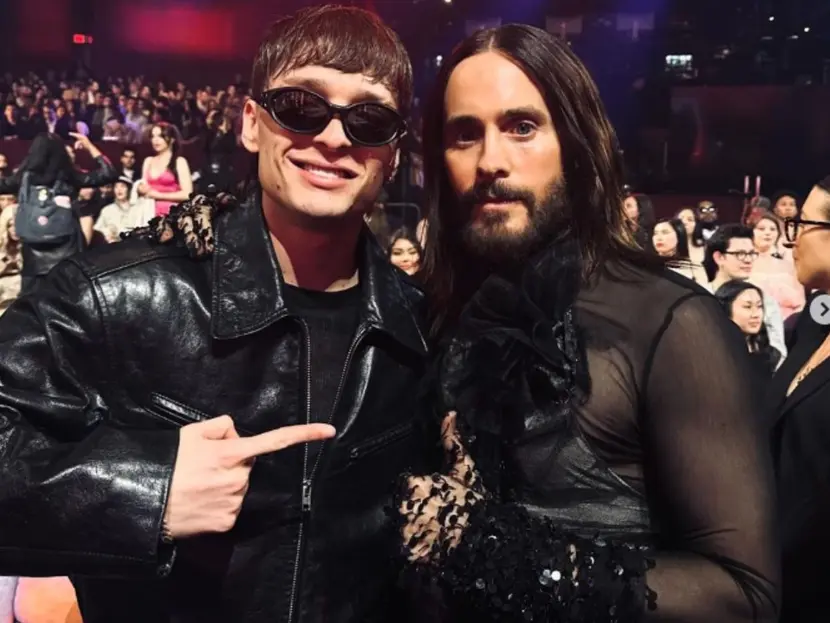 Jared Leto presume FOTO con Peso Pluma y lo critican en redes