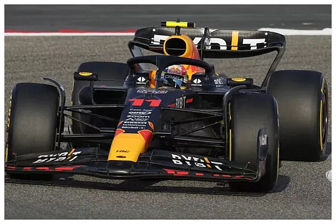 Checo Pérez se desangra con su Red Bull en la carrera al Sprint y agrava su crisis