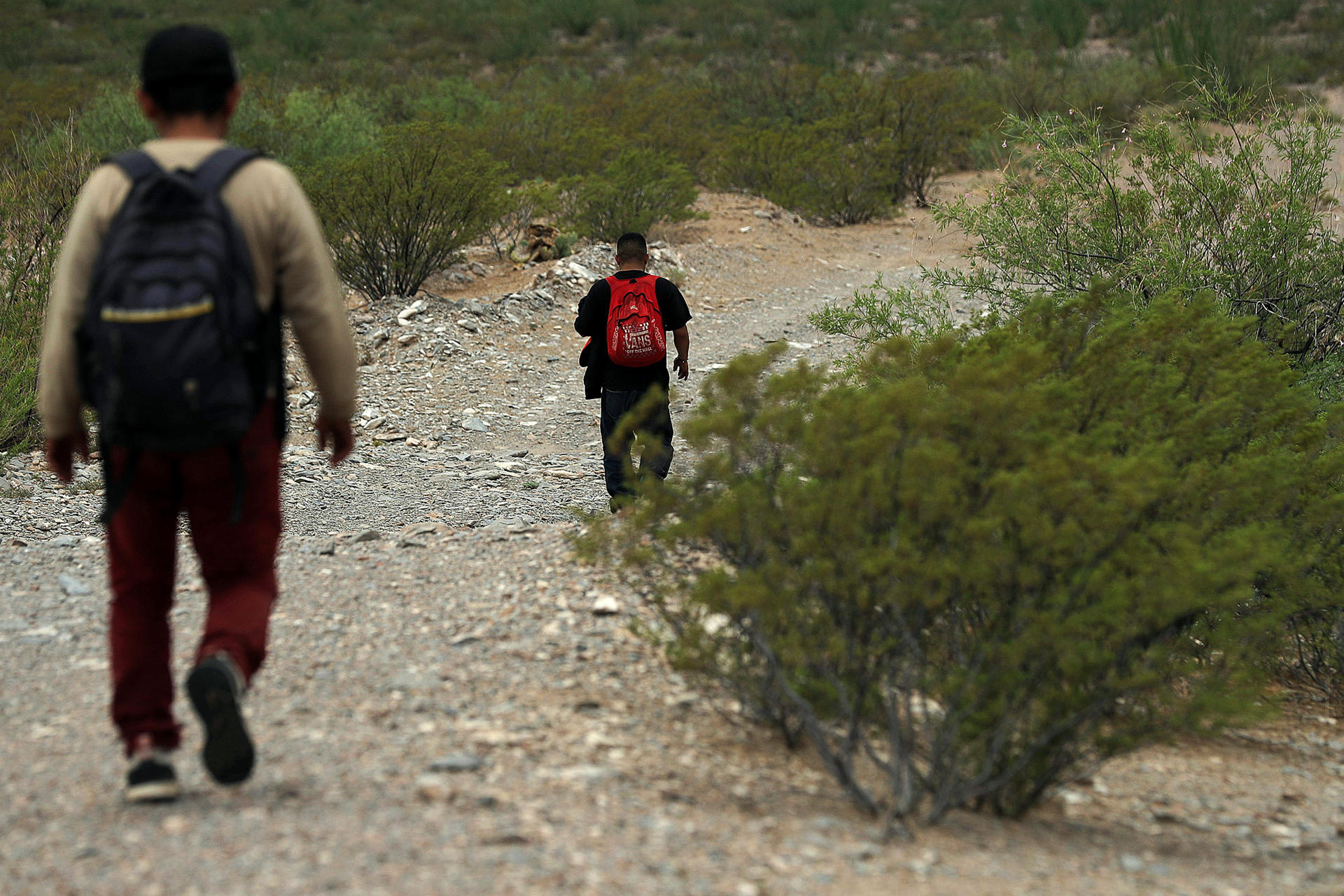 Migrantes arriesgan su vida para cruzar el desierto en la frontera con EU