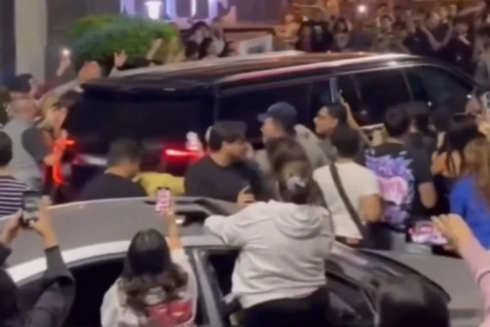 Recibieron fans a Lady Gaga entre tumultos afuera de hotel