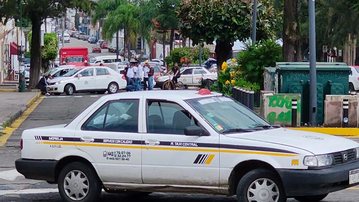 Transportistas bloquean vialidades en Pátzcuaro, exigen la aparición de Ricardo Pedraza