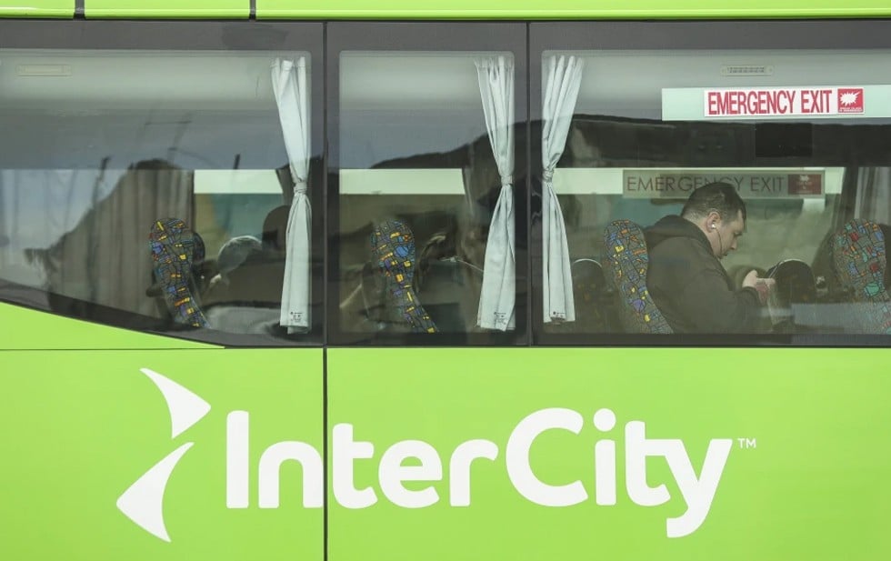 Arrestan a mujer tras encontrar con vida a una niña de dos años en una maleta