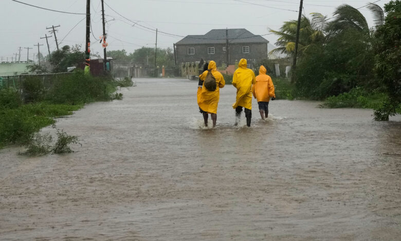 El huracán Melissa de categoría 2 se debilita mientras atraviesa Cuba