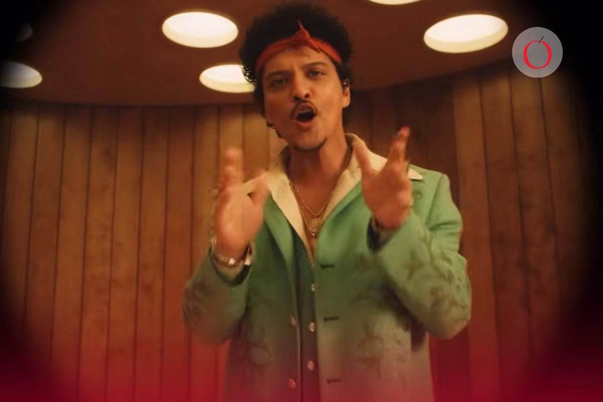 Bruno Mars revierte a la escena con "I Just Might", el primer sencillo de su emotivo regreso 'The Romantic', después de una década de silencio en solitario.