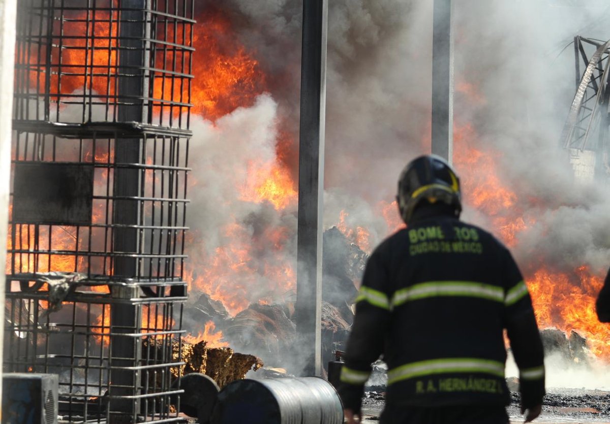 Fuego en almacén de materiales peligrosos: bomberos controlan emergencia en Santa Martha Acatitla